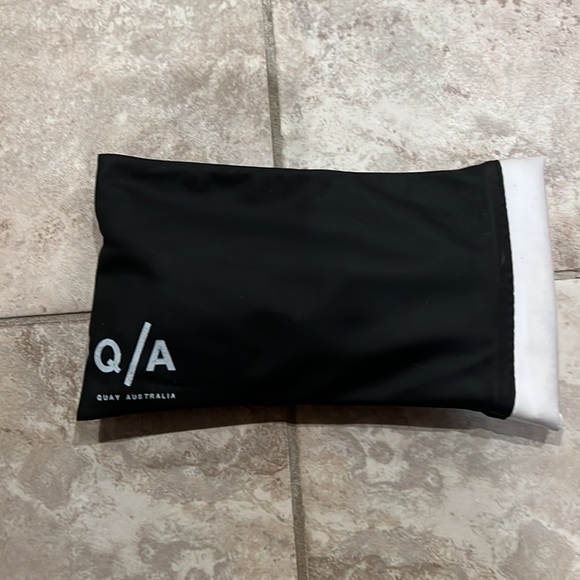 Like new Quay clear frame sunglasses - Picture 3 of 4